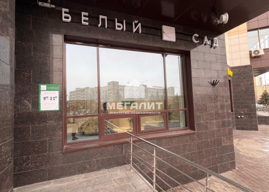 Большие окна, место под вывеску, статусное окружение, очень высокий автомобильный и пешеходный трафики.<br /><br />В помещении выполнен очень стильный и дорогостоящий ремонт по дизайн проекту.<br /><br />Большое внимание уделено инженерным сетям и коммуникациям:<br />* Кассетная сплит-система производства Mitsubishi Electric.