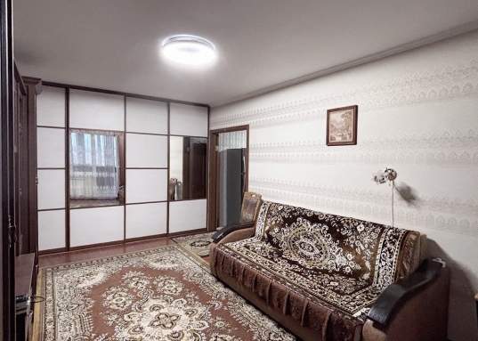 Уютная, хорошая квартира с ремонтом, общей площадью 54кв.м. Имеется вся необходимая мебель и техника, для комфортного проживания: кухонный гарнитур, посудомойка, холодильник, СВЧ, электрический чайник, стол, стулья, стиральная машина автомат, в комнатах спальный гарнитур и  мягкая мебель, а также стенка, шкафы для одежды, гладильная доска, утюг, сушилка для белья.