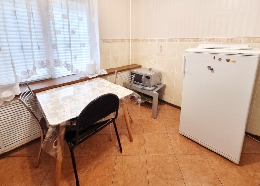 Сдам уютную квартиру по адресу: г.Казань, Ново-Савиновский район, ул.Адоратского, д.13.<br /><br />МЫ ПРОВЕРИЛИ КВАРТИРУ ,ЧТО В НЕЙ ВСЁ ХОРОШО,СОБСТВЕННИК НАДЁЖНЫЙ.<br /><br />ФОТОГРАФИИ НАСТОЯЩИЕ- МЫ ИХ СДЕЛАЛИ САМИ.<br /><br />Дом расположен в районе с развитой инфраструктурой, где есть все для комфортного проживания.<br /><br />Квартира с хорошим ремонтом, мебелью и техникой, проведен Интернет.<br /><br />В шаговой доступности школы и садики, ТК "Савиново" и ТЦ "XL" на Ямашева, Четаева, Чистопольская, Лаврентьева, Амирхана, Чуйкова.<br /><br />​​​​​​​С уважением, ваш гид в мире недвижимости, Марсель Идиатуллин.<br /><br />АН «Мегалит» основано в 2004 году, 22 года опыта на Вашей стороне.