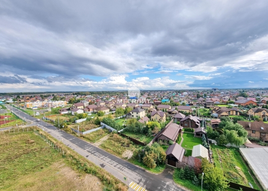 Все новое, включая рулонные шторы и занавески.