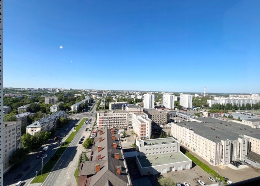 <strong>В продаже 3-комнатная квартира 72,6 кв.м. в жилом комплексе бизнес класса «Норвежский»</strong>.<br />Стильная, светлая, уютная квартира расположена на 17 этаже 22-этажного дома в Ново-Савиновском районе по адресу ул.Короленко, д.28Б.<br />Теплая квартира-распашонка с 2 большими балконами по 4 кв.м. с панорамными окнами, с которых можно наблюдать прекрасные виды на город.<br /><br /><strong>О квартире:</strong><br />- общая площадь с учетом балконов 75,2 кв.м.<br />- уютная кухня-гостиная 23,5 кв.м<br />-2 изолированные спальни 14 и 10 кв.м.<br />- пластиковые окна<br />- натяжные потолки<br />- вместительная гардеробная с подсветкой и датчиками движения<br />- увеличенные дверные проемы и двери высотой 2,4м<br />- встроенная мебель с фурнитурой Blum<br />- кондиционеры Electrolux с блоками Toshiba<br />- ламинат швейцарского бренда krone<br />- теплые полы в ванной, душевой и коридоре.<br />- проточный нагреватель<br />- датчики затопления с электрозадвижками Bugatti<br />- стиральная и сушильная машинки<br />- плитка kerama marazzi<br />- техника Franke (Швейцария)<br />- посудомоечная машина<br />- фасады шпон американский дуб<br />- столешница и «остров» кварцевый агломерат<br /><br /><strong>О доме:</strong><br />ЖК «Норвежский» выполнен в скандинавском стиле, как и внутреннее оформление территории и холлов.