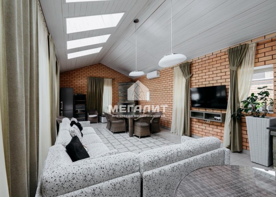 Просторная гостиная с выходом на летнюю террасу, большая кухня-столовая со встроенным кухонным гарнитуром и всей необходимой техникой, 5 спален, гардеробные, 4 санузла, прачечная, котельная, а так же уютный банный комплекс, включающий в себя предбанник, моечную, парную, комфортную комнату отдыха со всеми необходимыми удобствами, бассейн, джакузи.