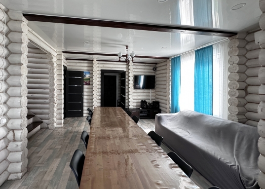 Канализация - переливная яма на дом и отдельная на баню.<br /><br />Участок огорожен забором, через дорогу, абсолютно чистый свежий воздух.