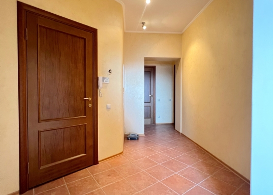 Натуральный паркет, высокие потолки из гипсокартона, кухонный гарнитур со встроенной техникой и двери из массива дерева.<br /><br /><strong>О квартире:</strong><br />- евроремонт в нейтральных тонах <br />- спальные комнаты площадью 17 м2 и 15,5 м2<br />- просторная кухня-гостиная  площадью 36,6 м2, есть кондиционер<br />- пластиковые окна<br />- новые биметаллические трубы и радиаторы, стояки поменяны<br />- две застекленные лоджии, обшиты деревом<br />​​​​​​​- два просторных санузла<br />- остается кухонный гарнитур со встроенной техникой, шкафы<br /><br /><em><strong>О доме:</strong></em><br />- малоквартирный дом - всего 3 квартиры на этаже<br />- чистый подъезд<br />- двор со шлагбаумом<br />- есть свое паковочное место<br /><br /><em><strong>Об инфраструктуре:</strong></em><br />- в 5 минутах ходьбы станция метро Яшьлек и остановка общественного транспорта<br />- во дворе детские сады<br />- рядом Гимназии № 94, 102, 122, инженерный лицей от КАИ; школы № 120 и 75;<br />- в шаговой доступности множество магазинов: обновленный Московский рынок,  ТЦ Парк Хаус, ТЦ Тандем, множество продуктовых магазинов, аптеки и т.д.<br />- рядом 3 парка : парк Сосновая роща, парк Урицкого и парк Победы<br />- спортивные центры: бассейн Оргсинтез, центр дзюдо Батыр, спорткомплекс Ватан, футбольный манеж Искандер, спорткомплекс Тасма<br /><br />Идеальное место для жизни с детьми!<br /><br /><em><strong>О документах:</strong></em><br />- один взрослый собственник, вся сумма в договоре<br />- проходит по ипотеке<br /><br />Рядом находятся улицы Декабристов, Восстания, Ибрагимова, Волгоградская, Восход, Гагарина, Ямашева, Шамиля Усманова, Тверская, Серова.<br />Звоните, покажем в удобное для Вас время!<br /><br /><strong>С уважением, ваш гид в мире недвижимости, Ольга Валиуллина.<br />АН «МЕГАЛИТ» основано в 2004 году.