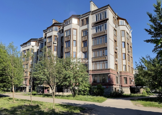 Адрес: ул. Мулланура Вахитова, дом 8, Количество комнат: 4, Общая площадь: 131.5 м<sup>2</sup>, Жилая площадь: 80 м<sup>2</sup>, Площадь кухни: 18 м<sup>2</sup>, Этаж: 3/5, Тип дома: Кирпичный, Район: Кировский