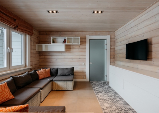 На участка также  расположен гаражный комплекс и навес для машин и техники с автоматическими воротами.