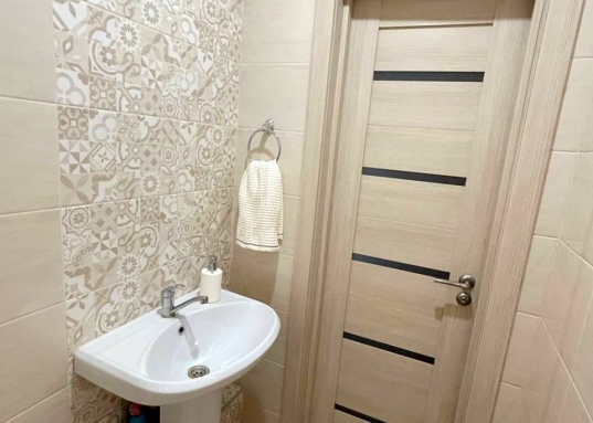 Адрес: ул. Азата Аббасова, дом 8, Количество комнат: 2, Общая площадь: 53 м<sup>2</sup>, Жилая площадь: 34 м<sup>2</sup>, Площадь кухни: 12 м<sup>2</sup>, Этаж: 7/10, Тип дома: Кирпичный