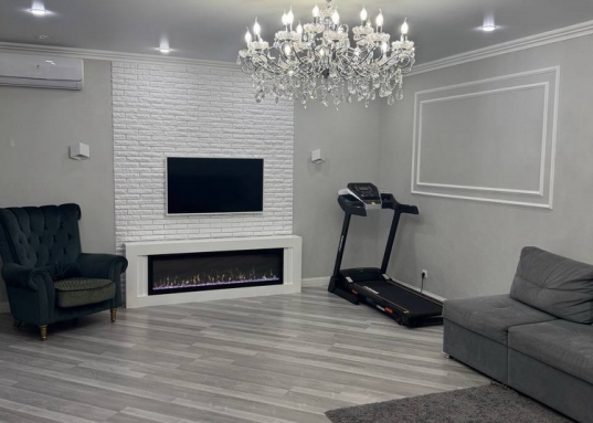 Современный качественный ремонт со стильными элементами декора в светлых тонах выполнен по индивидуальному дизайнерскому проекту.