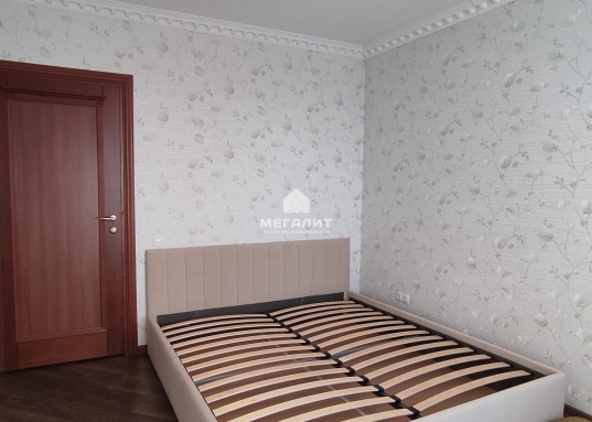 В прихожей имеется вместительная гардеробная.<br /><br />Рядом находятся улицы: Аделя Кутуя, Товарищеская, Вишневского, Амирхана Еники.<br />Вся инфраструктура города в шаговой доступности.<br /><br />Ежемесячный платеж 70 000 рублей плюс коммунальные платежи, залог собственнику 70 000 рублей.