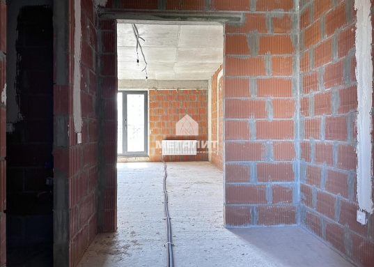 Фасады дома выложены клинкерной плиткой и композитными фасадными панелями, благодаря чему дом органично вписывается в существующий контекст города. <br /><br />Расположение в тихом и уютном центре города порадует удобной инфраструктурой и доступностью к деловой, общественной и развлекательной жизни Казани.