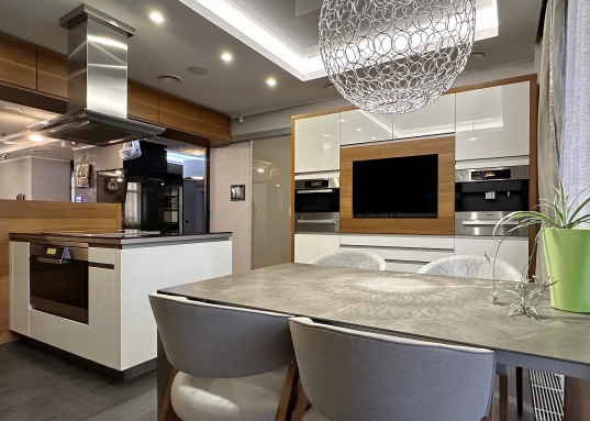 Кладовка в подарок! <br />Парковочный места приобретаются отдельно.<br /><br />Чистопольская, Сибгата Хакима, Козина, Нигматллина, Комсомольская, Федосеевская<br />​​​​​​​<br /><em><strong>С уважением, ваш гид в мире недвижимости, Шахимарданова Гузель.</strong></em><br /><br /><br /><em><strong>АН «МЕГАЛИТ» основано в 2004 году.