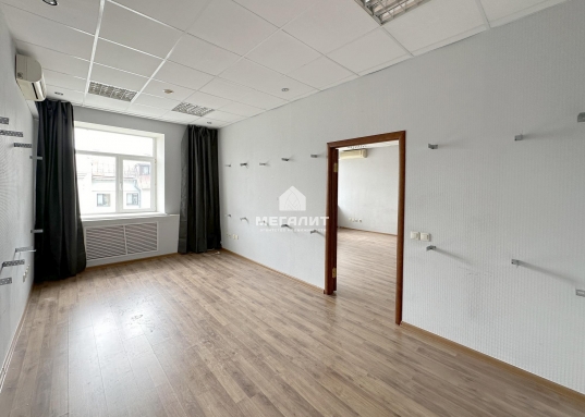 Светлый офис состоит из 3-х кабинетов и собственного сан.узла.