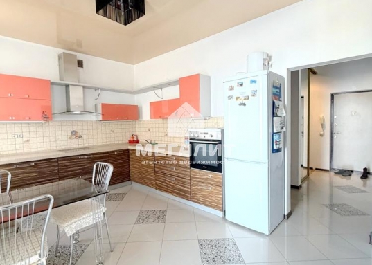 Квартира общей площадью 75,9кв. м с качественным ремонтом, полностью мебелирована.