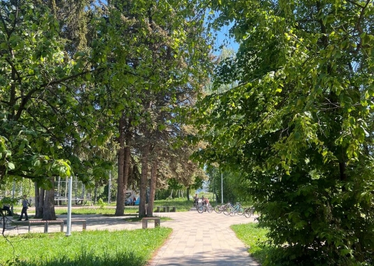 Удобное месторасположение: до города на машине 20 минут, железнодорожная станция Обсерватория - 3 минуты пешком, также рядом автобусная остановка маршрута 101с.<br />В 10 минутах ходьбы магазин «Пятёрочка», магазины хозтоваров, пекарня, ухоженная детская площадка.