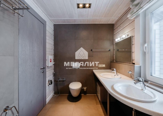 Внутренняя отделка дома выполнена из натурального дерева, во всех помещениях установлены пластиковые евроокна и кондиционеры.