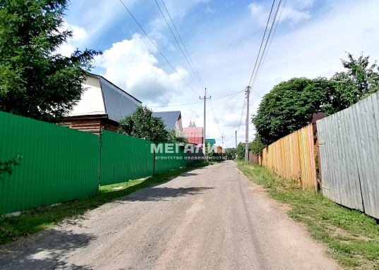 Ходят автобусы.<br /><br />      Живописное место, рядом расположен лес.