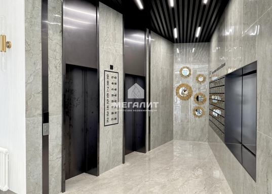 Просторная <strong>гардеробная комната</strong> при входе.