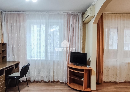 В квартире имеется: кондиционер, стиральная машина, холодильник, микроволновая печь, встроенный в раковину фильтр для воды, посуда, вся необходимая мебель.<br /><br />Аренда 30 000 рублей в месяц + коммунальные услуги.