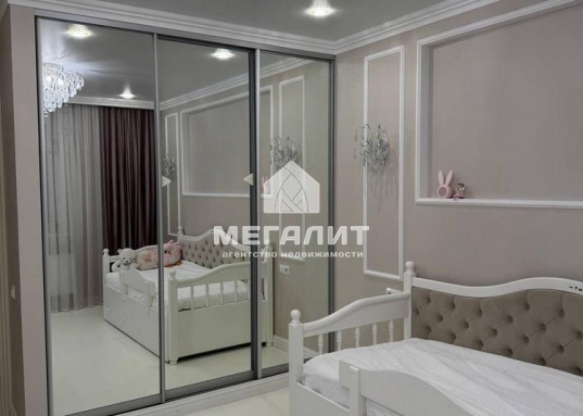 "Победа" - это жилой комплекс, имеющий необходимые условия для комфортной жизни семей с детьми: оборудованные игровые и спортивные площадки, магазины, аптеки, кафе, торговые центры в шаговой доступности, новые детские сады  и школы.