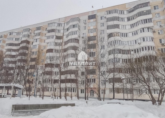 Продается 1-комнатная квартира на 5-ом этаже по ул. Абсалямова д. 28 (Ново-Савиновский район).<br /><br /><strong><em>О преимуществах квартиры:</em></strong><br />- не угловая, вид из окна на бульвар «Белые цветы»<br />- общая площадь квартиры 34,8 кв.м, без лоджии 33,7 кв.м<br />- кухня правильной формы 9,1 кв.м с выходом на застекленную лоджию<br />- совмещенный санузел 3,1 кв.м<br />- в прихожей имеется удобное место для гардеробного шкафа<br />- просторный закрытый тамбур на 3 квартиры<br />- в квартире все остается<br />- ремонт можно сделать по своему вкусу<br /><br /><em><strong>О доме и инфраструктуре:</strong></em><br />- дом с идеально чистым подъездом и новой входной группой<br />- 2001 года постройки<br />- новый лифт<br />- благоустроенный двор с детской площадкой<br />- рядом детские сады и престижные школы<br />- парки и скверы для прогулок и отдыха<br />- до метро «Козья Слобода» 12 минут пешком<br />- до остановок общественного транспорта 5 минут пешком<br />- рядом ТЦ Парк Хаус, Парк Победы, ТЦ Тандем, набережная Казанки, Чаша, Лемана Про, Татнефть арена, РК Ривьера – все в шаговой доступности<br /><br /><em><strong>О документах:</strong></em><br />- 1 взрослый собственник<br />- без занижений и обременений<br />- проходит по ипотеке<br />- чистая продажа<br /><br />Рядом расположены улицы: Чистопольская, Мусина, Меридианная, Четаева, Сибгата Хакима, Ямашева, Амирхана.<br /><strong>Звоните, покажем в удобное для Вас время.</strong><br /><br /><em><strong>С уважением, ваш гид в мире недвижимости, Эльмира Шайдуллина.<br />АН «МЕГАЛИТ» основано в 2004 году.