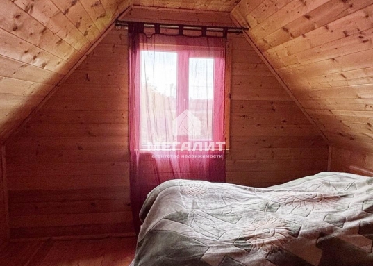 Удобный подъезд к участку с двух сторон.