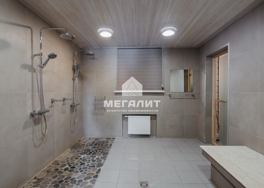 На территории имеется отельное строение- зона летней кухни и барбекю: место для неформальных встреч, семейных обедов и вечеринок, где готовка не помешает общению и приятному времяпровождению.