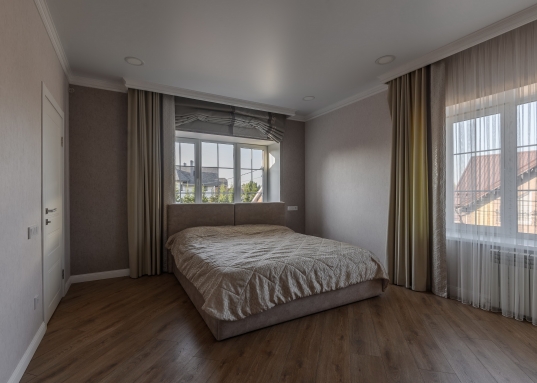 Здесь вы сможете отдохнуть душой, телом и насладиться гармонией с природой.<br /> * Зона для барбекю с печью и местом для отдыха, идеально подходящая для дружеских встреч<br /> * Ухоженный газон, стройные ели, продуманное освещение и отдельно стоящий дровник создают атмосферу уюта и гармонии.<br /><br /><strong><em>О местоположении:</em></strong><br />* Приволжский район, г. Казани<br />* пос.