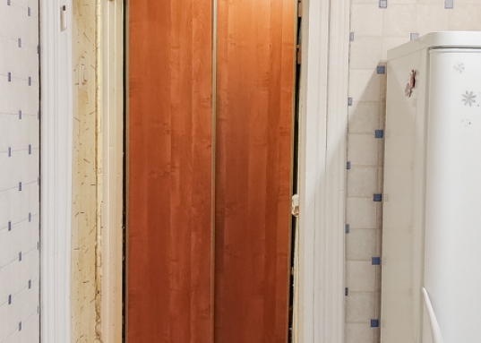 Продается 1-комнатная квартира на 5-ом этаже по ул. Абсалямова д. 28 (Ново-Савиновский район).<br /><br /><strong><em>О преимуществах квартиры:</em></strong><br />- не угловая, вид из окна на бульвар «Белые цветы»<br />- общая площадь квартиры 34,8 кв.м, без лоджии 33,7 кв.м<br />- кухня правильной формы 9,1 кв.м с выходом на застекленную лоджию<br />- совмещенный санузел 3,1 кв.м<br />- в прихожей имеется удобное место для гардеробного шкафа<br />- просторный закрытый тамбур на 3 квартиры<br />- в квартире все остается<br />- ремонт можно сделать по своему вкусу<br /><br /><em><strong>О доме и инфраструктуре:</strong></em><br />- дом с идеально чистым подъездом и новой входной группой<br />- 2001 года постройки<br />- новый лифт<br />- благоустроенный двор с детской площадкой<br />- рядом детские сады и престижные школы<br />- парки и скверы для прогулок и отдыха<br />- до метро «Козья Слобода» 12 минут пешком<br />- до остановок общественного транспорта 5 минут пешком<br />- рядом ТЦ Парк Хаус, Парк Победы, ТЦ Тандем, набережная Казанки, Чаша, Лемана Про, Татнефть арена, РК Ривьера – все в шаговой доступности<br /><br /><em><strong>О документах:</strong></em><br />- 1 взрослый собственник<br />- без занижений и обременений<br />- проходит по ипотеке<br />- чистая продажа<br /><br />Рядом расположены улицы: Чистопольская, Мусина, Меридианная, Четаева, Сибгата Хакима, Ямашева, Амирхана.<br /><strong>Звоните, покажем в удобное для Вас время.</strong><br /><br /><em><strong>С уважением, ваш гид в мире недвижимости, Эльмира Шайдуллина.<br />АН «МЕГАЛИТ» основано в 2004 году.