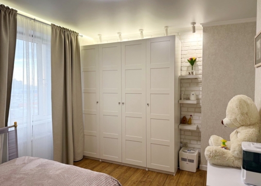 Удобная планировка квартиры: светлая кухня-гостиная 16 кв.м., изящная спальня 13,7 кв.м, уютная детская комната 14 кв.м, просторный прихожая, кладовка, совмещенный санузел с ванной, большая лоджия.