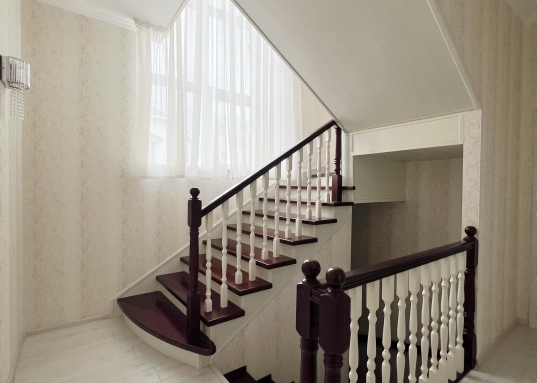 Дом с ремонтом 216 м2 в черте города!