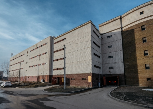 <strong>Хотите купить просторную квартиру для Вашей семьи и переехать, не мучаясь с ремонтом?</strong><br /><br />В продаже просторная евро 4-комн квартира в малоквартирном доме с индивидуальным отоплением! <br />Кирпичный дом 2004 года постройки, отличная шумо- и теплоизоляция, приличное соседство - одни из многих плюсов нашего предложения!<br /><br /><span style="text-decoration:underline;">О КВАРТИРЕ:</span><br />Квартира площадью 131,5 м2 (без учета лоджий) расположена на 2-ом этаже.