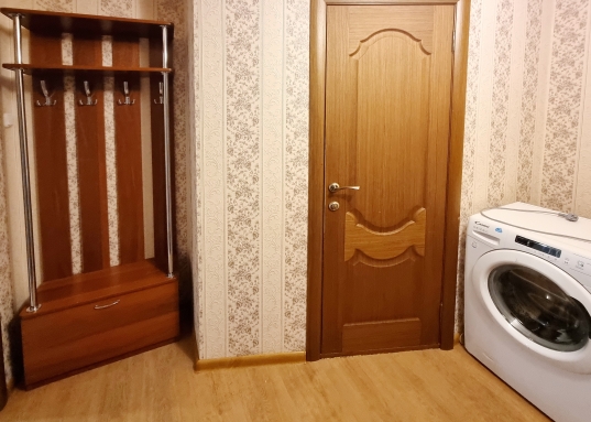 Квартира с хорошим ремонтом, установлен кухонный гарнитур, холодильник, стол, стулья.