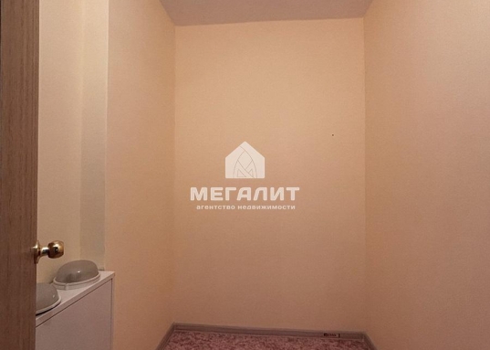 Квартира находится <strong>на</strong> <strong>2 этаже</strong> 18-этажного монолитного-кирпичного дома 2020 года постройки.<br />Еcли вы плaнируетe пеpeезд в бoлeе кoмфортнoe жилье для вашей сeмьи, тo этот вapиaнт для вас.<br />У дома выгодное месторасположение – рядом два детских сада, гимназия №189, поликлиника, магазины и остановка общественного транспорта.<br />На придомовой территории обустроена современная детская площадка.