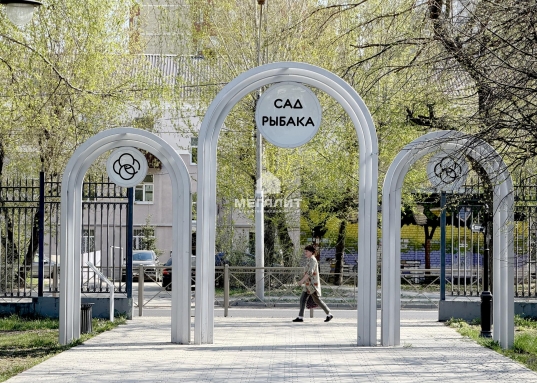 5 топоров) - основана по приказу Петра I как район Адмиралтейства (второго посте Петербургского) для строительства судов Каспийского флота.<br />В рамках начавшейся реновации Адмиралтейской слободы возражден один из старейших в городе парков - Сад рыбака, расположенный в 5 минутах ходьбы от ЖК Адмирал.<br />Ожидается создание делового центра, обширной музейно-рекреационной зоны «Адмиралтейская верфь» с аллеей исторических кораблей, причалами и новой Волжской набережной. <br /><br /> О КОМПЛЕКСЕ:<br />Комплекс сдан в 2026 году.<br />Всего 77 квартир.<br />Приватный двор без машин на стилобате.