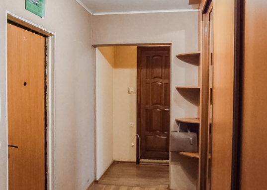 Квартира поделена на 2 зоны.