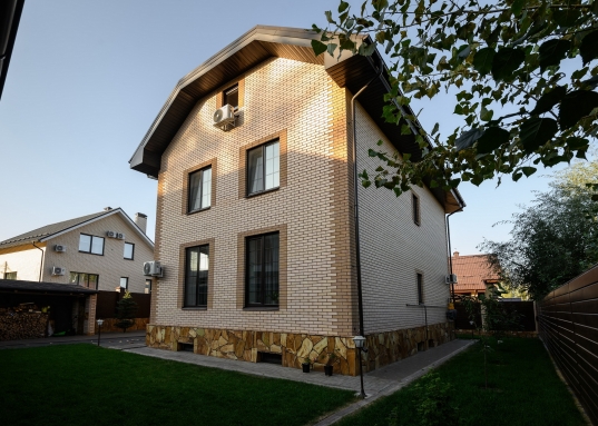 Плодопитомник расположен рядом с метро Дубравная и отличается от большинства поселков удобной транспортной доступностью, отсутствием пробок и развитой инфраструктурой.<br />* Возможность легко и удобно добраться в любой район города (10 минут езды до Ново- Савиновского района, 7 минут до Вахитовского района)<br />* Внутри самого поселка дом расположен в  центральной части поселка на тихой и уютной тупиковой улице, в 200 метрах от леса.<br />* В поселке есть магазинов "Пятерочка", ресторан Эмиз, фруктовая лавка, аптека, стоматология.