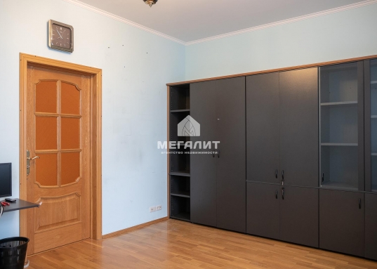 Адрес: ул. Бутлерова, дом 20, Количество комнат: 7, Общая площадь: 371.9 м<sup>2</sup>, Жилая площадь: 249.1 м<sup>2</sup>, Площадь кухни: 22.4 м<sup>2</sup>, Этаж: 5/5, Тип дома: Кирпичный, Район: Вахитовский