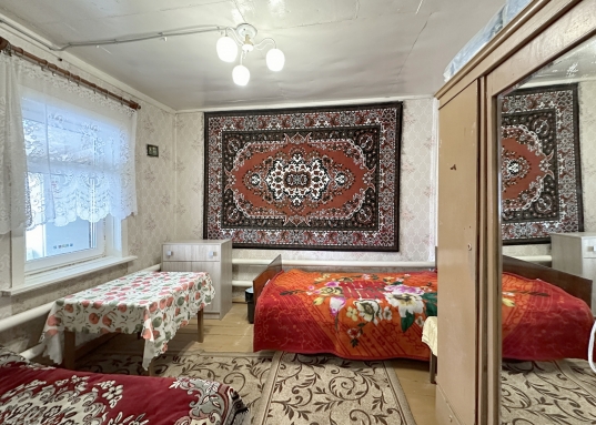 езды.<br /><br />О ДОМЕ:<br />Дом с пристроем представлен кухней, просторной гостиной и 4 спальнями (одна из них летняя - на веранде), санузлом. <br />Газовое отопление, вода - скважина, канализация - выгребная яма. <br />Выполнен косметический ремонт.<br /><br />ОБ УЧАСТКЕ:<br />Форма участка - квадрат.<br />Имеется баня, хоз.