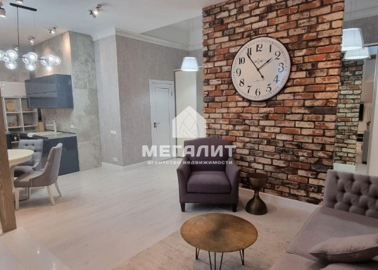 <span style="color:#FF0000;"><em><strong><span style="font-size:18px;">Уникальное предложение!</span></strong></em></span><p><strong>Малоэтажный малоквартирный дом ПРЕМИУМ - класса расположен по адресу: ул.Дзержинского, д.13  Вахитовского района г.Казани. </strong></p><p><strong>Живописное место – парк «Черное озеро будет радовать Вас своей красотой, помогая отключиться от ритма большого города и сосредоточиться на том, что действительно важно.