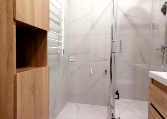 При продаже остается новый кухонный гарнитур со встроенной техникой, обеденная зона, диван и шкафы, шторы.