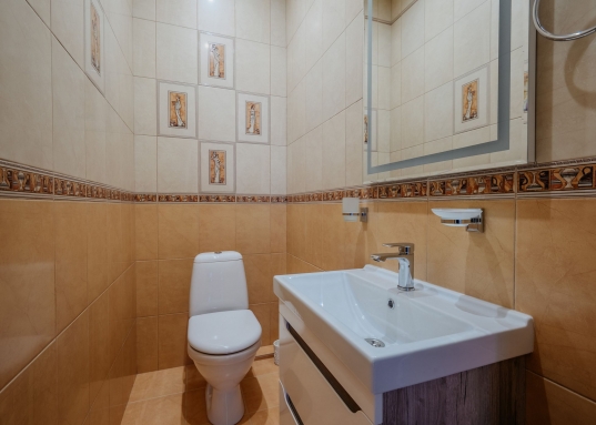 Здесь есть где прогуляться, заняться спортом, поиграть с детьми или домашними питомцами. <br /><br />Благоустроенный двор: новое асфальтовое покрытие, большое количество парковочных мест, обновленная детская игровая площадка.<br /><br /><span style="text-decoration:underline;">О ДОКУМЕНТАХ:</span><br />Квартира юридически проверена: первые и единственные владельцы, без детских долей, залогов и обременений!