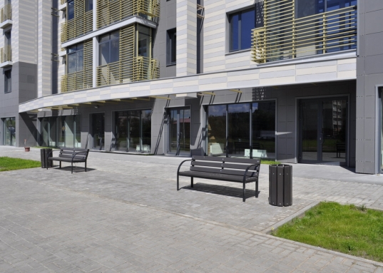 Удачное расположение, первая линия оживленной дороги и близость станции метро - гарант генерации автомобильного и пешеходного трафика, здесь удастся организовать успешный бизнес практически любого назначения.