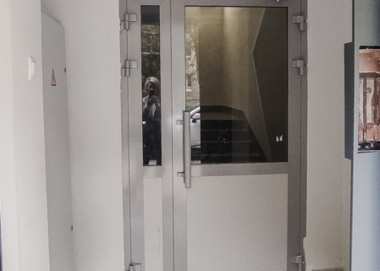 Предлагаем купить 2-х комнатную квартиру в центре Московского района по ул. Восстания д. 87.<br /><span style="text-decoration:underline;"><em><strong>О преимуществах квартиры:</strong></em></span><br />- не угловая и не торцевая, теплая и светлая<br />- окна выходят во двор<br />- общая площадь квартиры 43 кв.м, без лоджии 42,4 кв.м<br />- изолированная спальня 12,9 кв.м, гостиная 16,5 кв.м с выходом на застекленный балкон<br />- кухня правильной формы 5,7 кв.м соединена с гостиной<br />- удобный санузел с душевой кабиной<br />- в прихожей имеется встроенная гардеробная<br />- остается кухонный гарнитур, мебель и техника по договоренности<br />- перепланировка в квартире узаконена<br /><br /><span style="text-decoration:underline;"><em><strong>О доме и инфраструктуре:</strong></em></span><br />- кирпичный дом с отремонтированными чистыми подъездами<br />- рядом множество школ и детских садов<br />- остановка автобуса в 3-х минутах ходьбы<br />- до метро 20 минут пешком<br />- в шаговой доступности ТЦ «Моки», супермаркет «Перекресток», магазины, аптеки и вся необходимая инфраструктура<br />- рядом расположен парк им. Урицкого, сквер «Васильченко» для прогулок с детьми и семьей<br />- удобная транспортная развязка<br /><br /><span style="text-decoration:underline;"><em><strong>О документах:</strong></em></span><br />- 1 взрослый собственник<br />- без занижений и обременений<br />- проходит по ипотеке<br /><br />Рядом расположены улицы: Декабристов, Ибрагимова, Кулахметова, Шамиля Усманова, Горьковское шоссе, Баруди, Восход.<br /><strong>Звоните, покажем в удобное для Вас время.<br /><br />С уважением, ваш гид в мире недвижимости, Эльмира Шайдуллина.<br />АН «МЕГАЛИТ» основано в 2004 году.