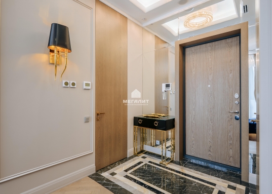 В то же время дом LUCIANO VITA CLUB (ЛУЧАНО) разместился в умиротворенном, наполненном тишиной уголке, где особенно приятно отдыхать от утомительного круговорота дел и повседневной суеты.
