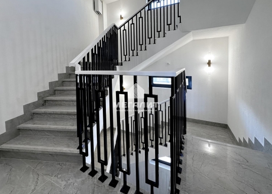 При этом дом скрыт от шумных дорог и позволит насладиться тишиной и покоем после активно проведенного дня.<br />В шаговой доступности находится ст.