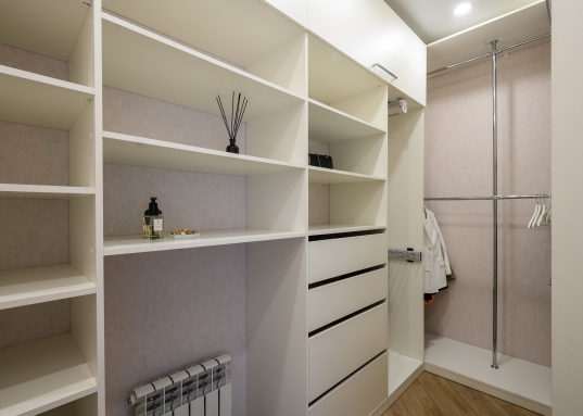 Плодопитомник расположен рядом с метро Дубравная и отличается от большинства поселков удобной транспортной доступностью, отсутствием пробок и развитой инфраструктурой.<br />* Возможность легко и удобно добраться в любой район города (10 минут езды до Ново- Савиновского района, 7 минут до Вахитовского района)<br />* Внутри самого поселка дом расположен в  центральной части поселка на тихой и уютной тупиковой улице, в 200 метрах от леса.<br />* В поселке есть магазинов "Пятерочка", ресторан Эмиз, фруктовая лавка, аптека, стоматология.