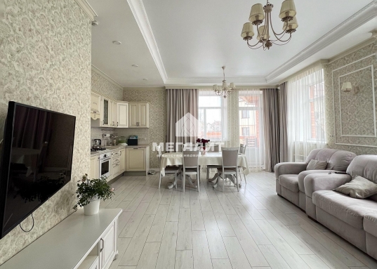 Экологически чистый уголок Казани: поселок окружён лесом, что гарантирует свежий воздух и возможность наслаждаться прогулками на природе круглый год. <br />Шикарное месторасположение:10 минут езды до центра на машине или 10 минут пешком до станции метро "Дубравная!.<br /><br /><strong><em>О доме:</em></strong><br />* Дом 2014 года постройки<br />* На 1 этаже кухня-гостиная 33,2 м2 с выходом на террасу 12 м2, кабинет, просторная прихожая,тамбур, гостевой сан.узел, котельная и банный комплекс;<br />* На 2 этаже мастер-спальня 22,7 м2 с собственной ванной комнатой, 2 спальни по 20 м2 и 13,4 м2, гардеробная, сан.узел с душевой<br />* На цокольном этаже есть небольшой оборудованный подвал 6,2 м2 и кладовая для хранения 14 м2<br />* Централизованные водоснабжение<br />* Канализация септик 2 колодца с переливом по 6 колец<br />* По периметру дома - забор, есть гараж и навес с откатными воротами.<br /><br /><strong><em>Об участке:</em></strong><br /> * Участок правильной формы 6,5 соток<br /> * Забор по всему периметру, откатные ворота<br /> * Перед домом и по периметру - брусчатка<br /> * Зона барбекю с русской печью<br /> * Ухоженный плодоносящий сад: яблони, груши, слива, цветник и т.д.<br /><br /><strong> Удобное местоположение:</strong><br />Всего 10 минут на автомобиле и вы уже в центре города!