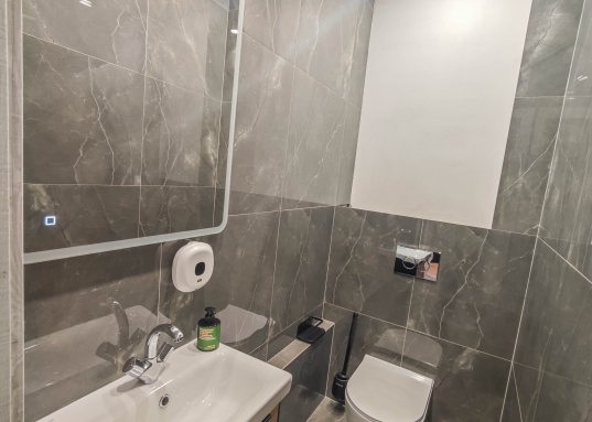 Адрес: ул. Петра Полушкина, дом 4, Количество комнат: 2, Общая площадь: 61.1 м<sup>2</sup>, Жилая площадь: 32 м<sup>2</sup>, Площадь кухни: 13 м<sup>2</sup>, Этаж: 4/17, Тип дома: Кирпичный