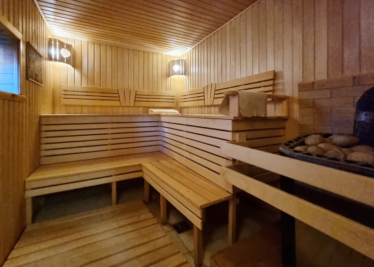  <br /> <br />В доме также имеется  санузел с душевой кабиной, раковиной, унитазом и великолепный хамам. Дополнительными преимуществами можно назвать просторный коридор с вместительной гардеробной и тамбур, позволяющий сократить потери тепла в холодное время года.<br /><br />На 2 этаже предусмотрено четыре отдельные спальни и свой санузел.