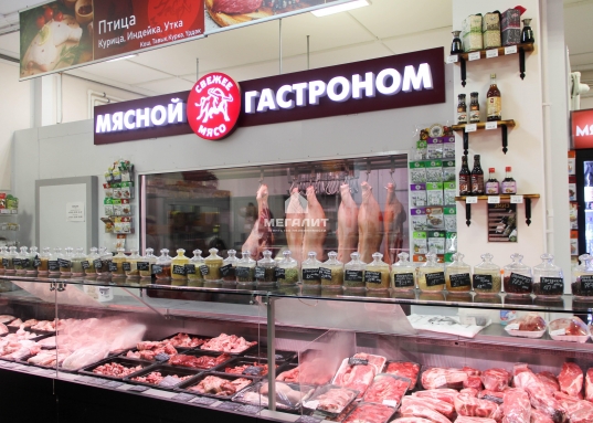 Предлагаем в аренду помещение под ресторан!<br /><strong>Идеальное месторасположение, без конкурентов в городе</strong>!<br /><br />Здание находится в новом активно- застраивающимся районе города <strong>Зеленодольск, по ул. Проспект Строителей д.52.</strong><br /><br /><strong>- площадь 425 кв.м.<br />- первая линия <br />- своя парковка<br />- мощность 100 кВт<br />- центральные коммуникации ( отопление, канализация, водоснабжение)<br />- отдельная входная группа<br />- зона погрузки/разгрузки<br />- предусмотрена приточно-вытяжная вентиляция<br />- отдельное место для расположения летней веранды<br />- свободная планировка</strong><br /><br />Якорные арендаторы в соседних зданиях (РусАлка, Верный)<br />На 1м этаже расположен "Мясной гастроном", лучший поставщик мясной продукции и полуфабрикатов в городе, лавка восточных сладостей, отдел рыбной продукции.